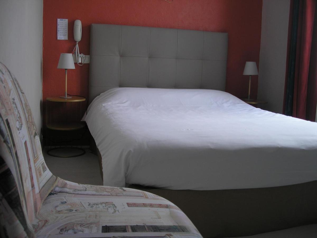 Auberge Du Calvaire ปงต์ชาโต ภายนอก รูปภาพ